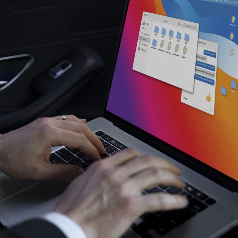 conductor-de-uber-elegante-dando-paseo-en-taxi